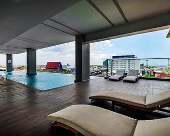 Vasaka Hotel Makassar - Makassar - Piscina