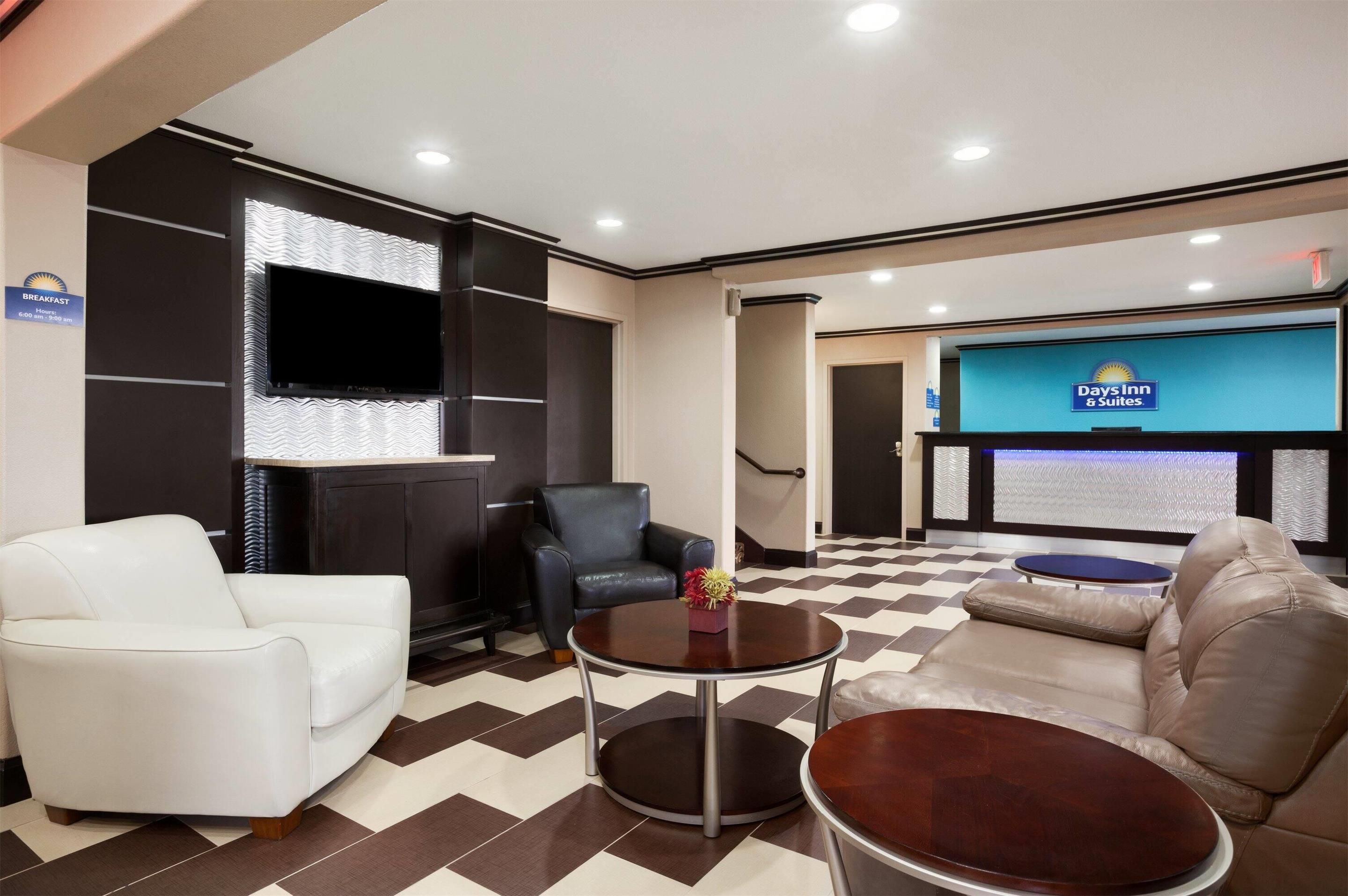 Days Inn & Suites by Wyndham Conroe North - Conroe - Вітальня