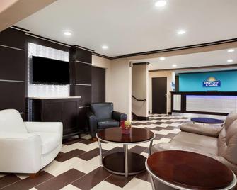 Days Inn & Suites by Wyndham Conroe North - Conroe - Living room