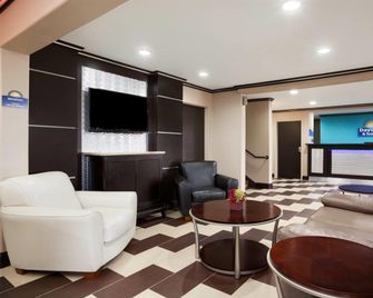Days Inn & Suites by Wyndham Conroe North - Conroe - Вітальня