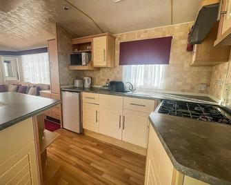 6 berth caravan for hire at Lees Caravan Park in Hunstanton ref 13006L - Hunstanton - Kitchen