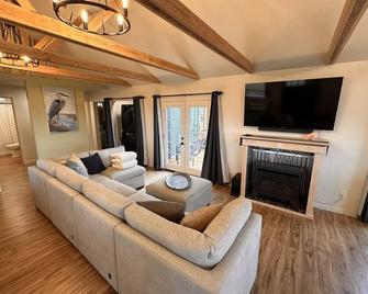 Willapa Bay House (dot) Com - Tokeland - Living room