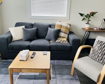 Holiday Home Close to Beach Private Parking - Dunedin - Living room