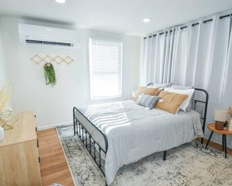 Boho Studio Downtown Amish Country + Scenic Views - Walnut Creek - Bedroom