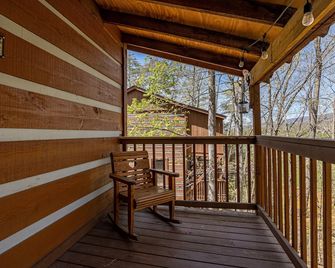 Cozy Bears Cabin - Pigeon Forge - Balcony