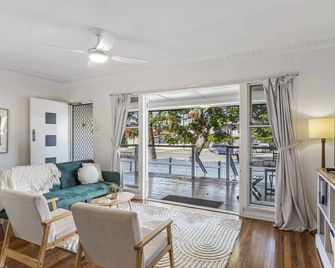 Beachside 3-Bed family Home with Parking & Veranda - Scarborough