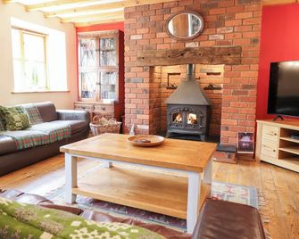 어스기보르 풀리아고 - 랜우딘 - 거실