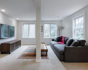 Peaceful North Berkeley in-law overlooking creek - Berkeley - Living room