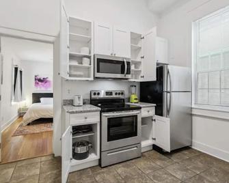 Cute 2bed 1bath 4 blocks from French Q close to Bourbon St and Jazz venues - New Orleans - Kitchen