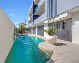 Coastal 2-Bed with Parking & Pool by the Ocean - Cairns - Pool