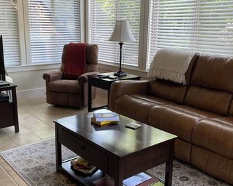 Cottage at Summer Village Gated Waterfront Resort Community-20 Miles from Boston - Вестфорд - Вітальня