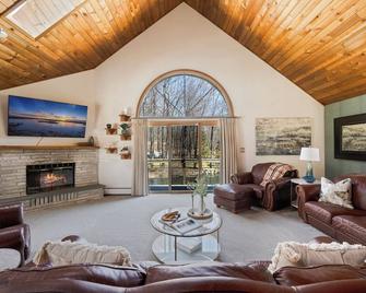 Spacious Home with Pool, Hot Tub, Mins to Parks Skiing - Monroe - Living room