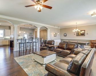 Balcony & Patio: Spacious Home in Bel Aire! - Wichita - Salon