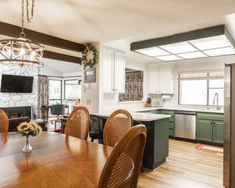 Breath in Fresh Mt Spring Air from a Private Deck with a River & Golf Course View - Blairsden - Dining room