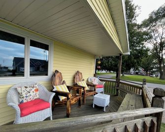 Get away from it all and relax with a view of Lake Huron in Downtown Port Austin - Port Austin - Patio