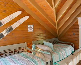 Cozy Tennessee Cabin w/ Deck, Grill & Fire Pit! - Tullahoma