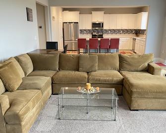 Beautiful 4 Bedroom Home with Gated Backyard Patio: Ripon - Ripon - Living room