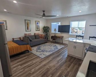 Cozy Mountain-View Haven / Full Kitchen / Hot Tub / Easy Slc & Ski Access - Riverton - Sala de estar