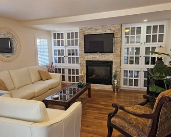 4 Minute drive to casino. Lake, park, marina, restaurants, stores 5 minute walk - Callander - Living room