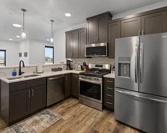 Stunning Penthouse Breathtaking Water Views 302 - Juneau - Kitchen