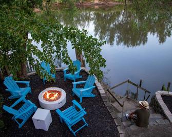 Technicolor River Retreat - Private get-away an hour outside of Chicago! - Lowell - Patio