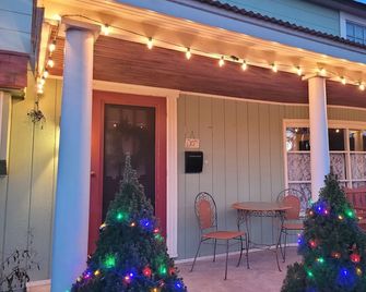 Yardley Boro Canal Cottage - Waterfront & Walkable! - Yardley - Patio