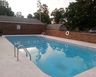 Holiday Pines Motel - Jay - Piscina
