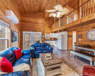 Serenity Escape Treehouse on 14 acres near Little River Canyon - Fort Payne - Wohnzimmer