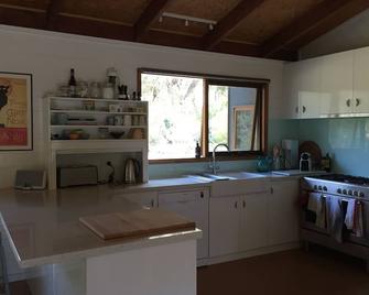 A Family Friendly Comfortable Home In Bush Setting. - Aireys Inlet - Kitchen