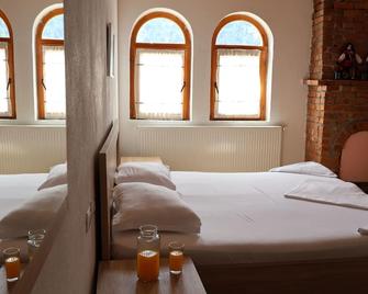 Mik Hotel Valbona - Bajram Curri - Habitación