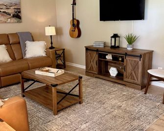 Cozy Southside Savannah 3 Bed room 2 Bath home - 15 Minutes to downtown Savannah - سافاناه (جورجيا) - غرفة معيشة