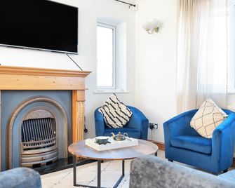 7 Bedroom Retreat with Indoor Pool, Hot Tub & King Beds - Mildenhall - Sala de estar