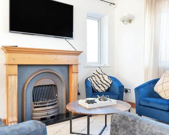 7 Bedroom Retreat with Indoor Pool, Hot Tub & King Beds - Mildenhall - Sala de estar