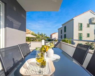 Summer Breeze Pool Apartments - Novalja - Balcon