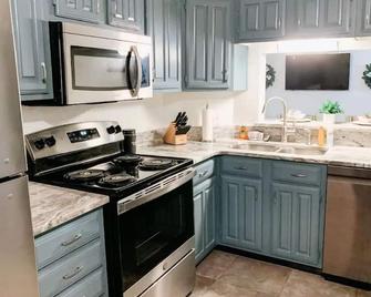 Lovely 2BR/2BA Condo with indoor/outdoor living - Shreveport - Kitchen