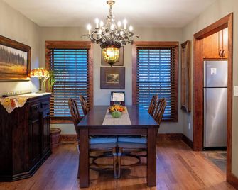 Beautiful & Cozy Cottage on a Private Lake set in 20 secluded acres - Arden - Dining room