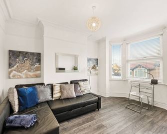 Modern 4BR Victorian Home near Luton Airport - Luton - Pokój dzienny