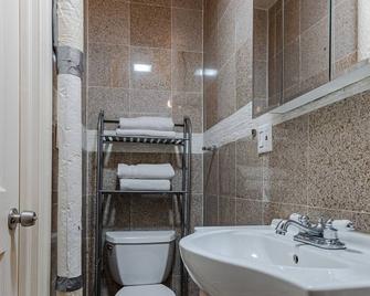 (3D) 2 Bedroom Apt Just Off Park Ave - New York - Salle de bain