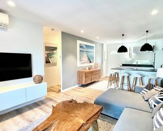 Saint-Tropez House with garden, 2 bedrooms sleeps 5, beach 50 m. - Gassin - Wohnzimmer