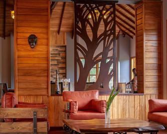Chimpundu Lodge - Fort Portal - Living room