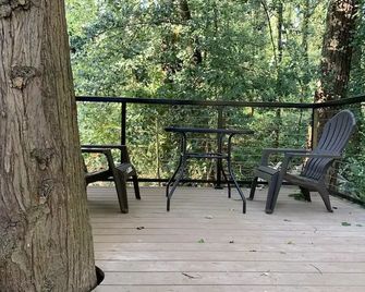 Yeti's Tree House: Where Dreams Come True - Portland - Balcony