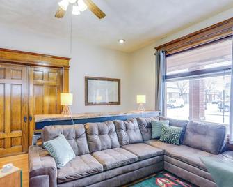 Historic Tiffin Home about Half Mi to University! - Tiffin - Obývací pokoj