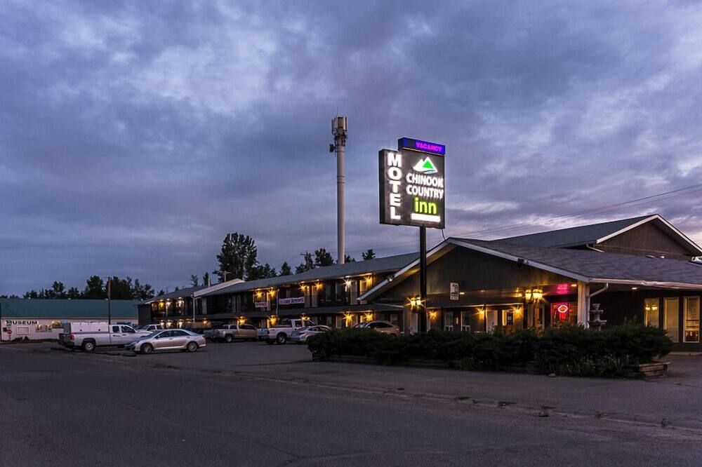 Chinook Country Inn - Sundre - Building