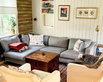 2 modern & cosy houses in Stockholm Archipelago 45 min. to Stockholm City. - Norrtalje - Wohnzimmer