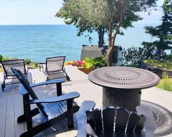 Lake Erie & Epic Wineries - Amherstburg - Patio