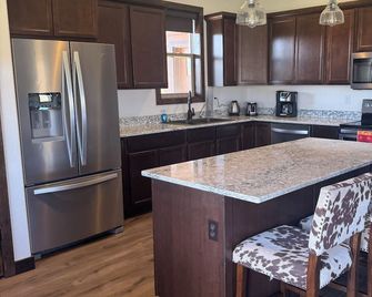 Kara Creek Ranch - 2 Bed/2 Bath - Cabin 11 - Sundance - Cocina
