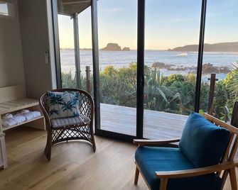 The Bay House Beachfront Accommodation - Westport - Balkon