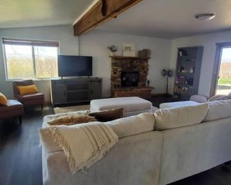 Peach Livin' Farmhouse - Palisade - Living room