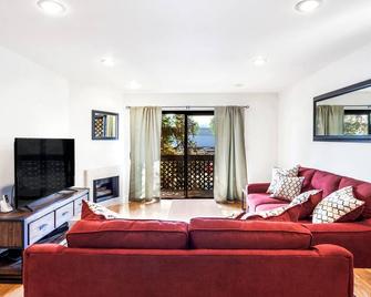 Remodeled Warner Center Condo (Woodland Hills) - Woodland Hills - Living room