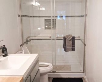 Second Home Apartment - Orangeburg - Badkamer